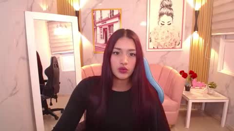 Snapshot of sophie_thomson_a chatting on 10-18-25, 08:20 Sophie Thomson online show from 10-18-25, 08:20