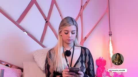 Snapshot of sophie_velvet18 chatting on 03-27-26, 08:19 Sophie online show from 03-27-26, 08:19
