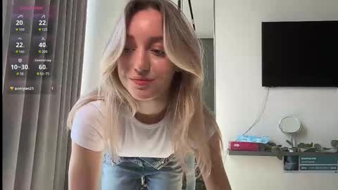 Snapshot of sophiebelll chatting on 10-25-25, 10:12 sophiebelll online show from 10-25-25, 10:12
