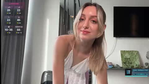 Snapshot of sophiebelll chatting on 10-28-25, 11:03 sophiebelll online show from 10-28-25, 11:03