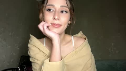 Snapshot of sophiedescoteaux chatting on 10-06-25, 07:11 Mira online show from 10-06-25, 07:11