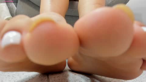 sophieharris__ online show from 12-15-24, 05:20