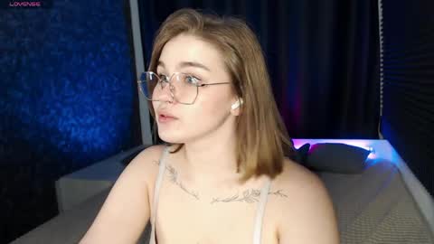 Snapshot of sophiemure chatting on 04-27-26, 08:29 Sophie online show from 04-27-26, 08:29