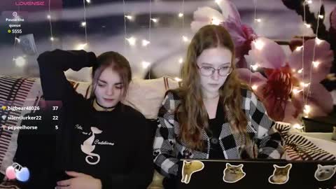 Snapshot of sophiesuvi chatting on 02-22-25, 01:13 Sophie and my bestie Mandy online show from 02-22-25, 01:13