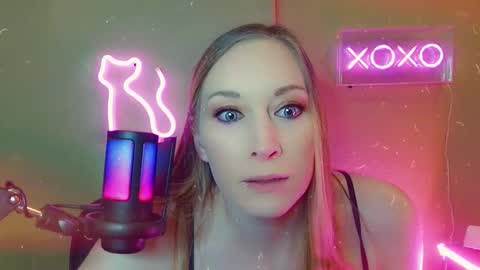 Snapshot of sophuckit chatting on 11-15-25, 08:38 Soph online show from 11-15-25, 08:38