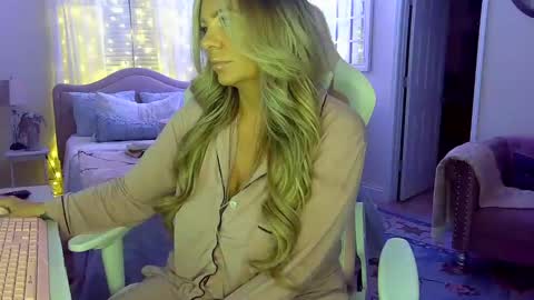 Snapshot of southernbarbii chatting on 01-19-25, 11:45 Your Barbii online show from 01-19-25, 11:45