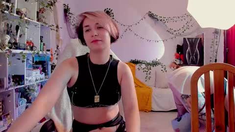 Snapshot of sova173 chatting on 09-08-25, 03:11 Leah online show from 09-08-25, 03:11