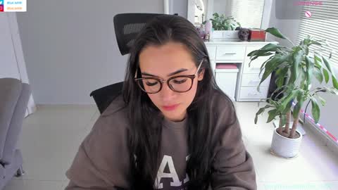 Snapshot of soyabby_ chatting on 12-21-24, 08:00 Luisa online show from 12-21-24, 08:00