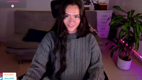 Snapshot of soyabby_ chatting on 02-23-25, 02:29 Luisa online show from 02-23-25, 02:29