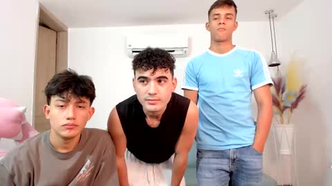 Snapshot of space_boys18 chatting on 10-03-25, 07:11 Gabo Lucas and Justin online show from 10-03-25, 07:11