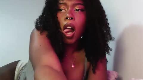 Soleil online show from 11-19-25, 02:06