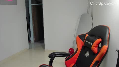 Snapshot of spideychill chatting on 06-19-26, 11:30 spideychill online show from 06-19-26, 11:30
