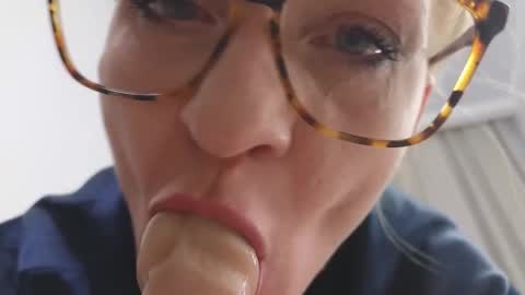 Snapshot of squirtymom chatting on 03-08-26, 01:59 Alisa online show from 03-08-26, 01:59