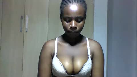 Snapshot of squiter_girlie chatting on 10-17-25, 10:18 Squiter online show from 10-17-25, 10:18