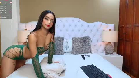 Snapshot of stacey_williams chatting on 03-08-25, 01:39 Stacey online show from 03-08-25, 01:39