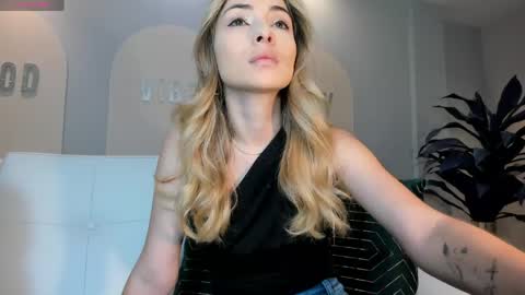 Snapshot of staceywood_ chatting on 04-23-26, 11:42 Stacy Woods online show from 04-23-26, 11:42