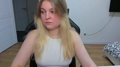 Snapshot of stacy_miraclee chatting on 01-21-25, 04:37 Stacy online show from 01-21-25, 04:37