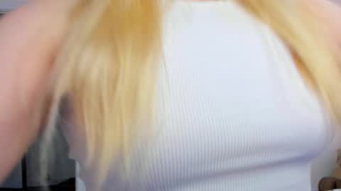 Snapshot of stacy_miraclee chatting on 03-10-25, 12:37 Stacy online show from 03-10-25, 12:37