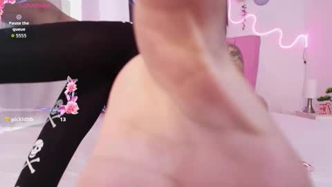 estecy online show from 10-31-25, 02:40