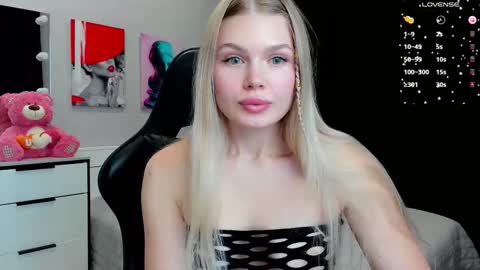 Caroline online show from 10-12-25, 06:12