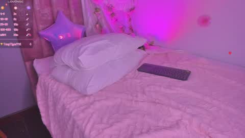 Snapshot of starlightsss_ chatting on 04-15-26, 01:23 . online show from 04-15-26, 01:23