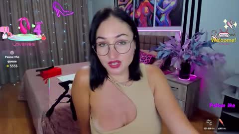 Snapshot of stefanawinter chatting on 10-04-25, 10:24 StefanaWinter online show from 10-04-25, 10:24