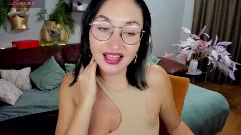 Snapshot of stefanawinter chatting on 10-14-25, 05:30 StefanaWinter online show from 10-14-25, 05:30