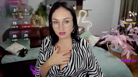 Snapshot of stefanawinter chatting on 10-21-25, 04:57 StefanaWinter online show from 10-21-25, 04:57