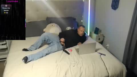 Stella and Mojo online show from 11-11-25, 09:48