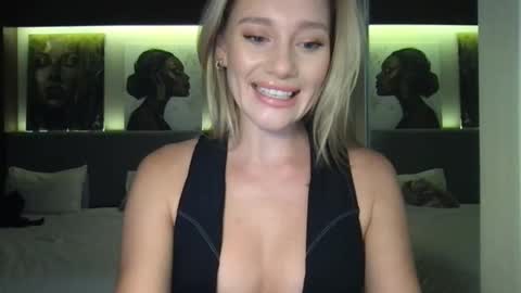 Snapshot of stella_loveu chatting on 10-04-25, 01:53 Stella online show from 10-04-25, 01:53