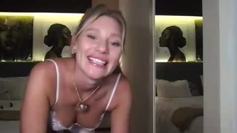 Snapshot of stella_loveu chatting on 10-22-25, 04:18 Stella online show from 10-22-25, 04:18