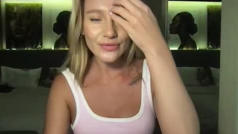 Snapshot of stella_loveu chatting on 10-25-25, 01:07 Stella online show from 10-25-25, 01:07