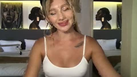 Snapshot of stella_loveu chatting on 10-31-25, 03:29 Stella online show from 10-31-25, 03:29