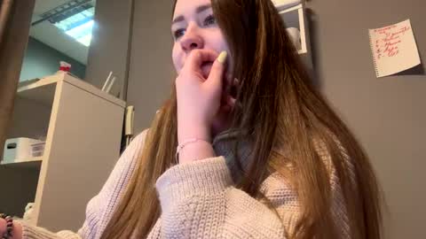 Snapshot of steph_sweet chatting on 12-25-24, 12:37 Emma online show from 12-25-24, 12:37
