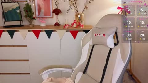 Snapshot of steph_sweet chatting on 12-27-24, 12:39 Emma online show from 12-27-24, 12:39