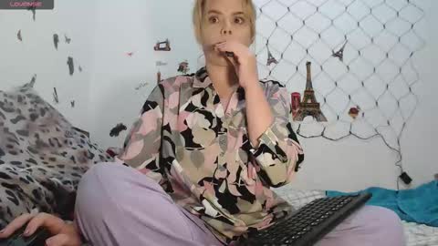 Stephanie   online show from 10-02-25, 09:38