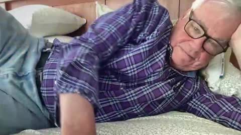 Steve online show from 04-11-26, 01:37