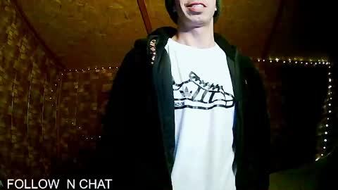 Snapshot of stevenbrookless chatting on 05-08-26, 05:24 Steve online show from 05-08-26, 05:24