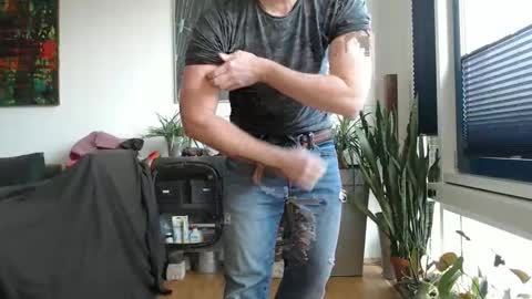 Snapshot of steveo_85 chatting on 02-22-25, 01:35 white beef online show from 02-22-25, 01:35