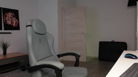 Snapshot of stewart_benzo chatting on 10-15-25, 07:30 Stewart Barnz online show from 10-15-25, 07:30