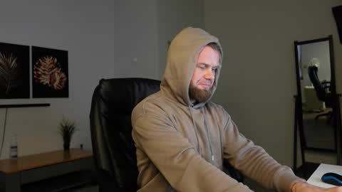 Snapshot of stewart_benzo chatting on 12-20-25, 08:43 Stewart Barnz online show from 12-20-25, 08:43