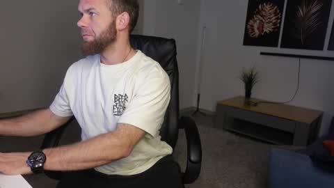 Snapshot of stewart_benzo chatting on 01-08-26, 06:37 Stewart Barnz online show from 01-08-26, 06:37