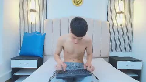 stiven_cooper2 online show from 06-22-26, 12:24