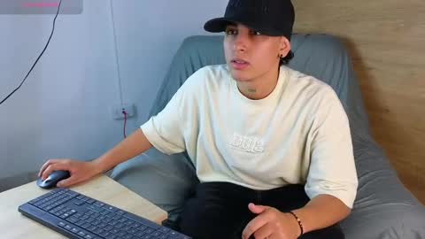stivenbenet1 online show from 09-20-25, 04:41