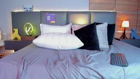 Stone Lee  online show from 02-04-25, 10:43