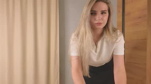 Snapshot of stormymuse chatting on 11-16-25, 03:39 Luna online show from 11-16-25, 03:39