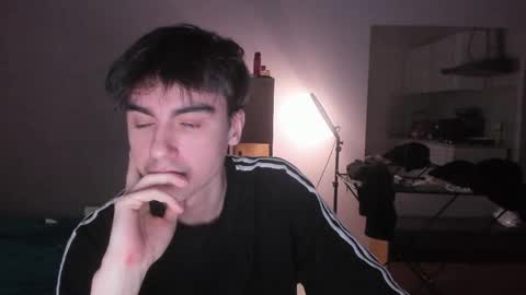 Snapshot of stralght_twinks chatting on 04-10-26, 02:39 Ray online show from 04-10-26, 02:39