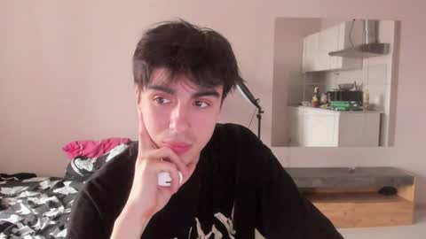 Snapshot of stralght_twinks chatting on 04-16-26, 03:35 Ray online show from 04-16-26, 03:35