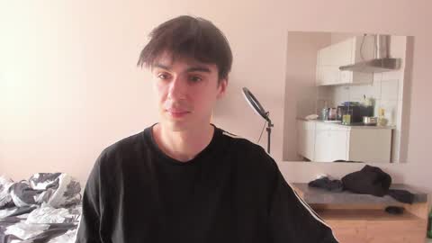 Snapshot of stralght_twinks chatting on 04-21-26, 12:44 Ray online show from 04-21-26, 12:44