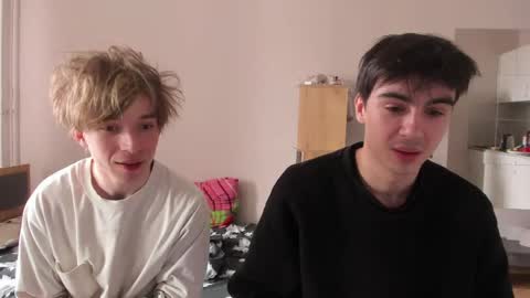 Snapshot of stralght_twinks chatting on 04-22-26, 10:17 Ray online show from 04-22-26, 10:17